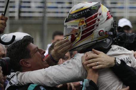 Lewis Hamilton festeggia la vittoria con il suo team © AP
