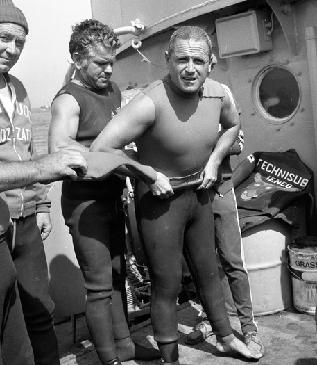 Sorrento 21-9-1974 Enzo Maiorca si prepara all'immersione © ANSA