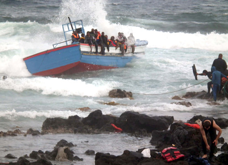 Un gommone è naufragato al largo della Libia, si temono decine di dispersi © ANSA