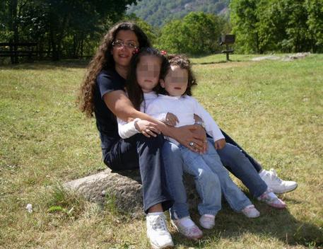 Rosanna Prete con le figlie Martina e Giada in una foto tratta dal profilo Facebook della donna © ANSA