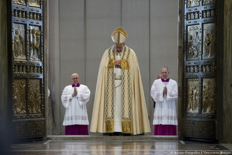 Papa Francesco chiude la Porta Santa © ANSA