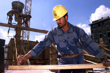 Un operaio edile a lavoro (archivio) © ANSA