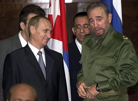 Vladimir Putin e Fidel Castro © AP