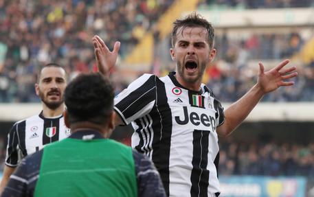La Juventus soffre col Chievo, poi c'è una magia di Pjanic © ANSA