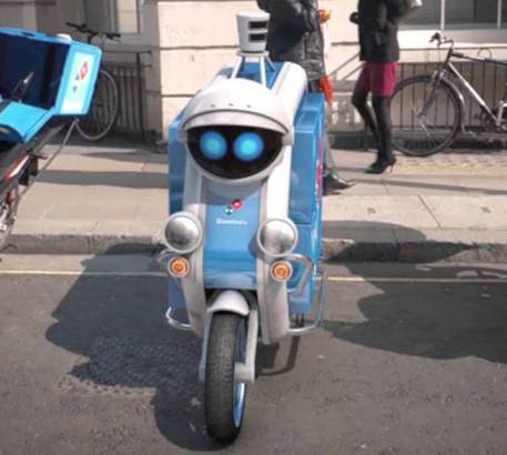 Un esempio di scooter a guida autonoma, sperimentato in Gran Bretagna per consegnare la pizza a domicilio (fonte: Domino's Pizza UK) © Ansa