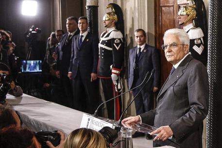 Il presidente della Repubblica Sergio Mattarella parla al termine delle consultazioni © ANSA