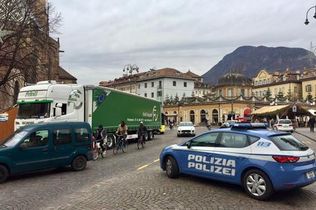 Agenti di polizia controllano un tir davanti al mercatino di natale di Bolzano © ANSA