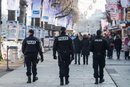 Poliziotti francesi controllano gli Champs Elysees © EPA