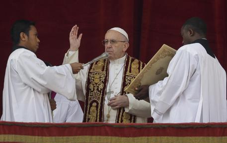 Papa Francesco impartisce la benedizione Urbi et Orbi © AP