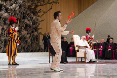 Papa Francesco e i componenti del Golen Circus/foto osservatore Romano © ANSA