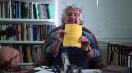 Il fermo immagine mostra il leader del M5S, Beppe Grillo, durante il suo discorso di fine anno © ANSA