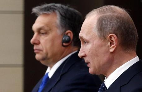 Il primo ministro ungherese Orban ed il premier russo Vladimir Putin © EPA