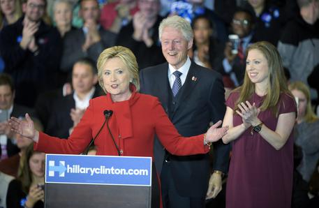 Hillary Clinton alle primarie in Iowa, insieme al marito Bill e la figlia Chelsea © EPA