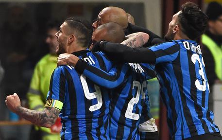 I giocatori dell'Inter festeggiano Miranda dopo il gol del 2-0 © ANSA
