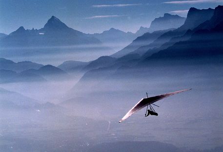 Il volo di un deltaplano in una foto d'archivio © ANSA