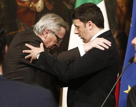 Il Premier Matteo Renzi (d) e il Commissario Europeo Jean-Claude Juncker © ANSA