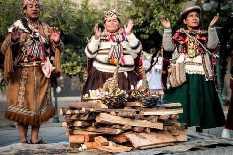 1 - Rappresentanti di una comunita' indigena dell'altopiano andino bruciano le offerte alla Pachamama, la dea tradizionale che rappresenta la Madre Terra, in occasione del decimo anniversario del governo Morales. La Paz, Bolivia. Foto di Liza Boschin © ANSA