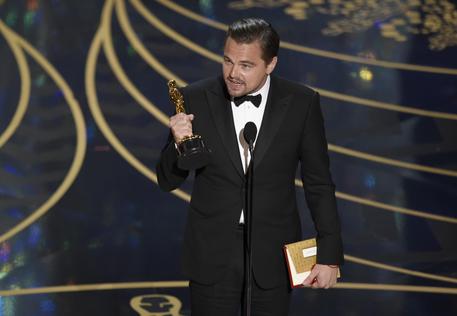 Leonardo DiCaprio alla premiazione sul palco del Dolby Theater di Los Angeles nella serata degli Oscar 2016 © AP