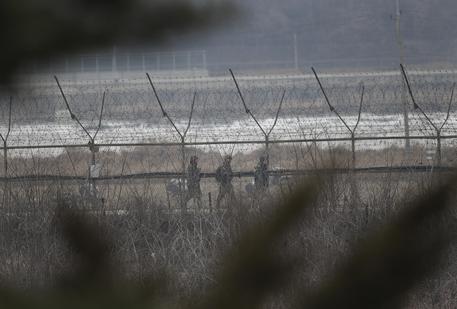Soldati sudcoreani alla frontiera con la Corea del Nord © AP
