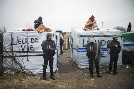 Start of the expulsion of a part of the Jungle migrant camp in Calais © EPA