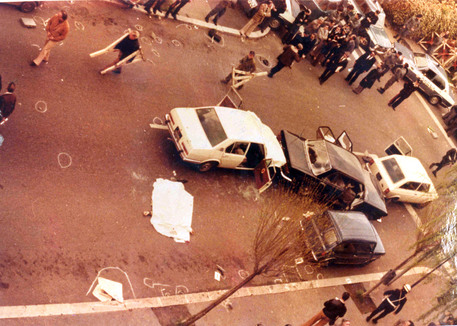 Una foto scattata il 16 marzo 1978 dalla Polizia scientifica  durante i rilievi tecnici sulla scena dell'agguato in via Fani © ANSA