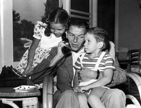 Una foto del 1948 ritrae Frank Sinatra con i figli Nancy e Frank Jr. © AP
