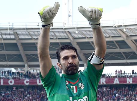 Buffon al termine dell'incontro con il Torino ringrazia i tifosi che lo festeggiano. Il suo record di imbattibilita' e' entrato nella storia © ANSA 