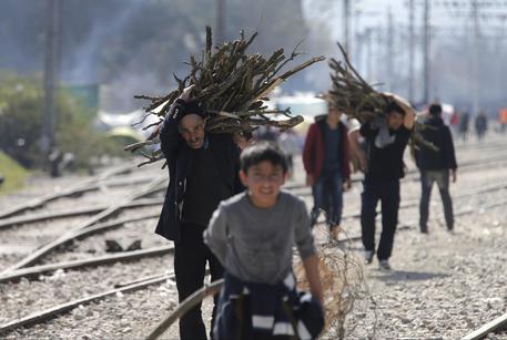 Migranti in Grecia al confine con la Macedonia © EPA