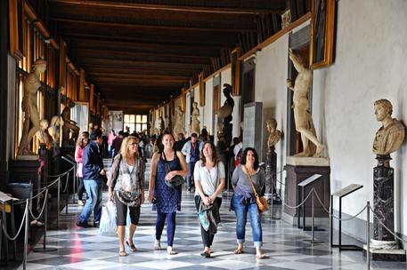 Turisti visitano il Museo degli Uffizi di Firenze, in un'immagine d'archivio © ANSA