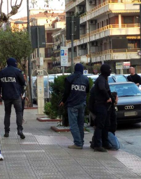 Il momento dell'arresto di Djamal Eddine Ouali, un algerino destinatario di un mandato di arresto europeo emesso dalle autorità del Belgio, a Bellizzi (Salerno) (ASALERNO.IT) © EPA
