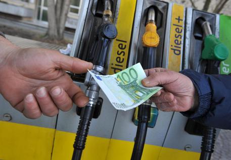 Prezzi della benzina ancora in rialzo © ANSA