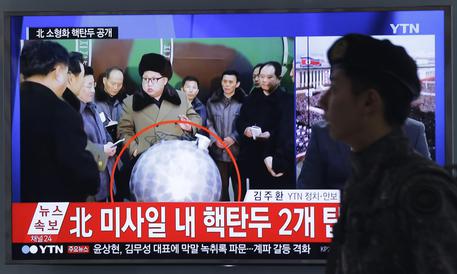 Immagine tv della Sud Corea mostra Kim Jong Un con la bomba atomica miniaturizzata © AP