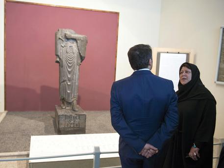 Matteo Renzi al museo archeologico di Teheran (foto Tiberio Barchielli - us Palazzo Chigi) © ANSA