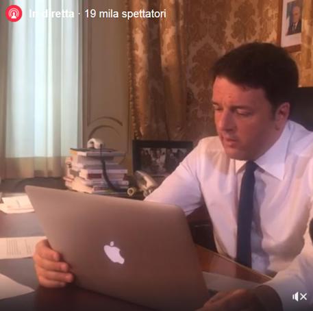In un frame il premier Matteo Renzi nel corso della diretta Twitter e Facebook #Matteorisponde © ANSA
