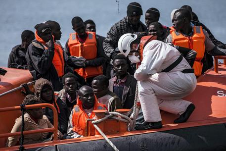 Il soccorso di un gruppo di migranti dall'Africa © EPA