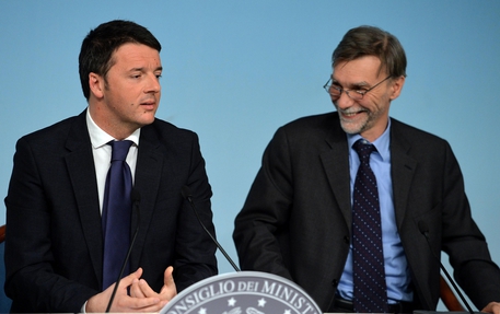 Il presidente del Consiglio Matteo Renzi con il sottosegretario alla presidenza del  Consiglio Graziano Delrio © ANSA