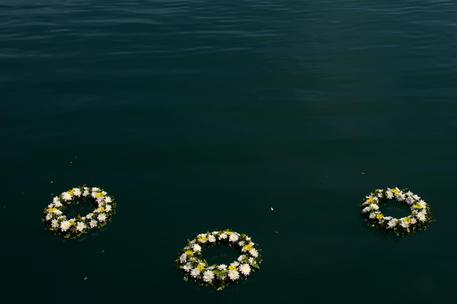 Per fare memoria delle vittime delle migrazioni, nel porto di Mitilene, a Lesbo, lanciate corone di alloro in mare © EPA