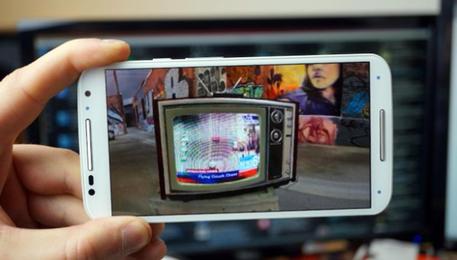 Per giovani smartphone batte tv, 5 ore video a settimana © ANSA