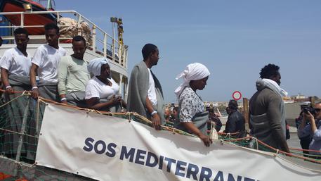 Affonda gommone al largo della Libia, l?arrivo dei superstiti a Lampedusa (foto: ANSA)