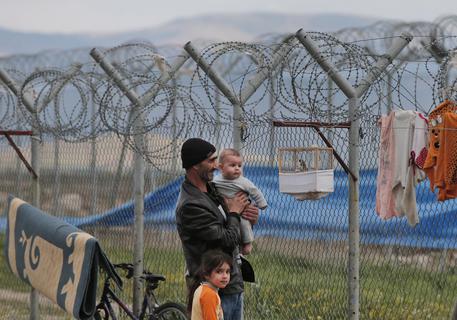 Migranti al confine con la Turchia © AP