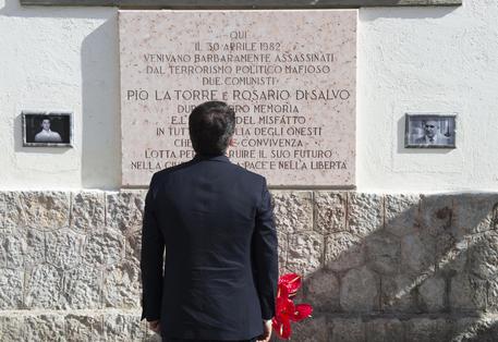 Matteo Renzi di fronte alla lapide commemorativa di Pio La Torre e Rosario Di Salvo. - Foto TIBERIO BARCHIELLI - © ANSA