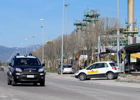 Una volante dei carabinieri per la tutela dell'ambiente davanti al centro Eni in un'immagine del 31 marzo 2016 © ANSA 