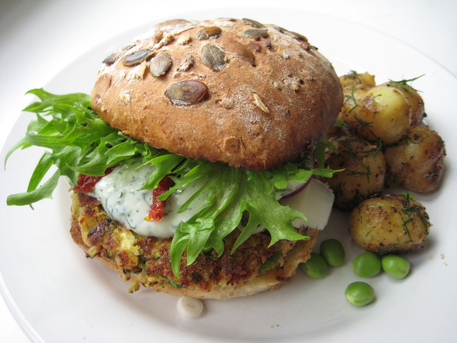 Un veggie burger, hamburger vegano (foto archivio) © ANSA
