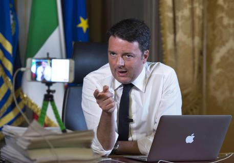 Matteo Renzi durante la diretta sui social 'Matteo risponde' © ANSA