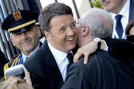 L'abbraccio tra Matteo Renzi e il presidente della Campania Vincenzo De Luca al Museo  nazionale ferroviario di Pietrarsa, a Portici Foto Ciro Fusco © ANSA