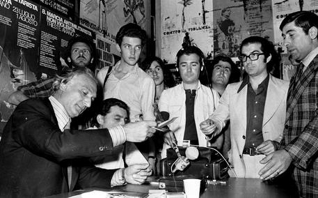 Marco Pannella nella sede del partito radicale italiano con il commissario Ennio De Francesco (2d) il giorno in cui fu arrestato per aver fumato uno spinello pubblicamente. Roma, 2 luglio 1975 © ANSA