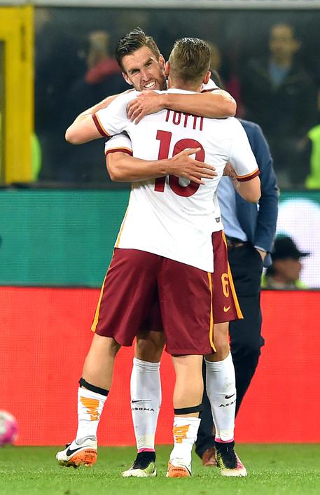 Kevin Strootman e Francesco Totti si abbracciano alla fine di Genoa-Roma © ANSA