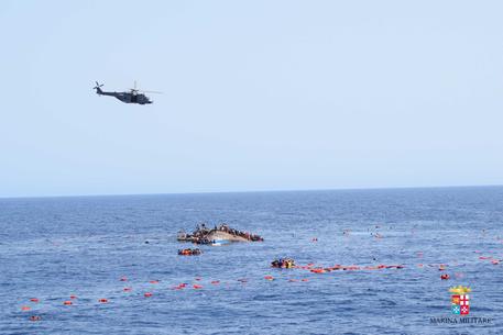 Operazioni di salvataggio di migranti naufragati al largo della Libia © ANSA