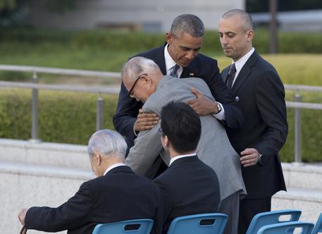 Obama a Hiroshima parla con alcuni sopravvissuti © AP