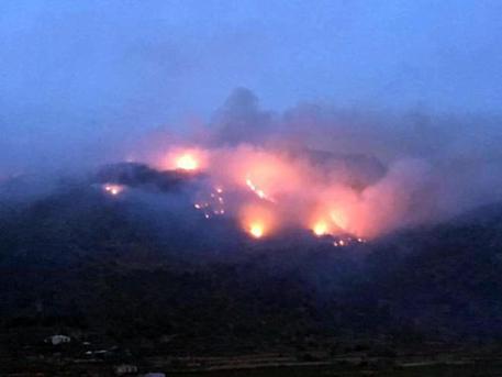 Incendio a Pantelleria, foto dalla pagina Facebook del Comune © ANSA